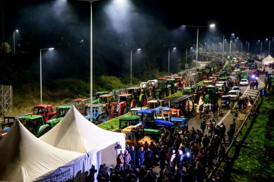 Συνέλευση των αγροτών στο μπλόκο της Νίκαιας