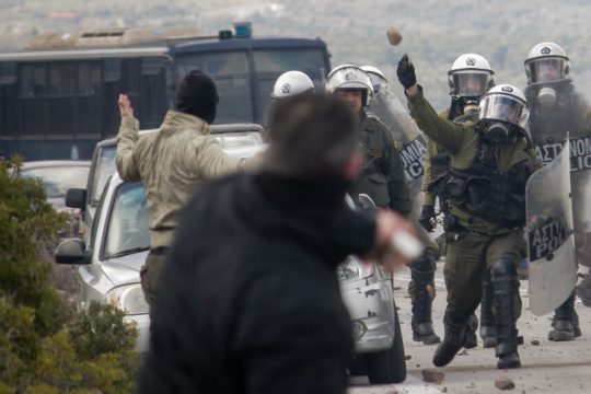Από τις συγκρούσεις των ντόπιων με τα ΜΑΤ τον Φεβρουάριο του 2020
