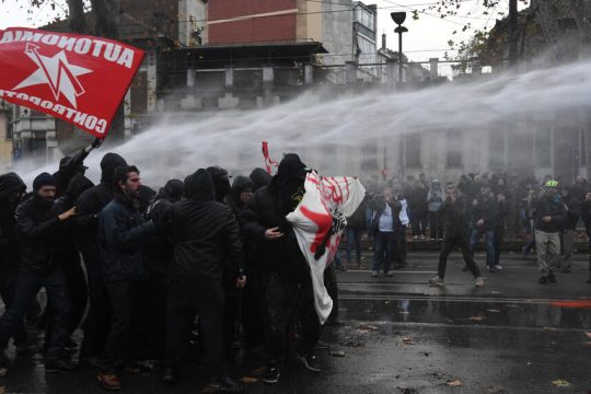 Ρίψεις νερού και άγρια καταστολή εναντίον όσων διαμαρτύρονται για την εκκένωση του κοινωνικού κέντρου στο Τορίνο