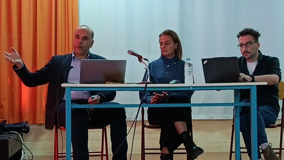 Οι ομιλητές της εκδήλωσης για την κλιματική κρίση και το νερό, Β. Ζόραπας και Γ. Βελεγράκης, με το μέλος του συντονιστικού, Χ. Τσεκούρα