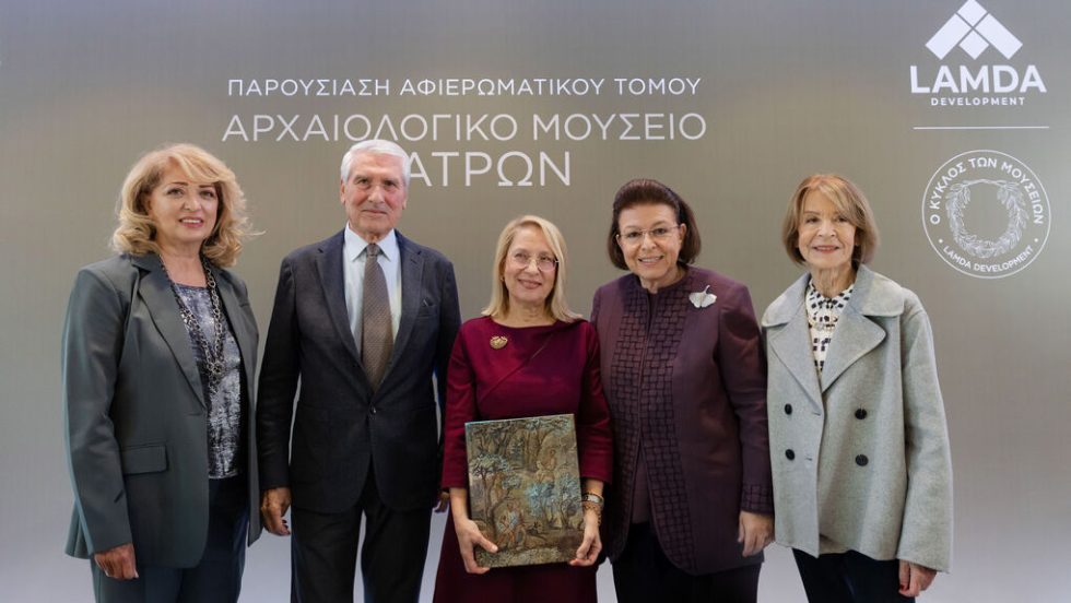 (Aπό αριστερά προς τα δεξιά) Η Νόνη Καραγιάννη, Communications Senior Consultant της LAMDA, ο Βαγγέλης Χρόνης, αντιπρόεδρος του διοικητικού συμβουλίου της LAMDA, η δρ Αναστασία Κουμούση, συγγραφέας του τόμου, η Λίνα Μενδώνη, υπουργός Πολιτισμού, και η Ειρήνη Λούβρου των εκδόσεων Ολκός