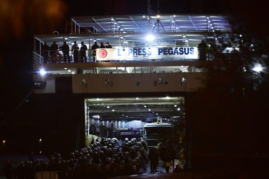 Μία από τις συγκλονιστικότερες φωτογραφίες εκείνης της περιόδου: η μπουκαπόρτα ανοίγει, τα... εισαγόμενα ΜΑΤ κατεβαίνουν και η άγρια καταστολή ξεκινά