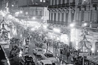 Εορταστική Αθήνα 1960 στα Χαυτεία. Φωτογραφία Κώστας Μπαλάφας. Αρχείο Μουσείου Μπενάκη