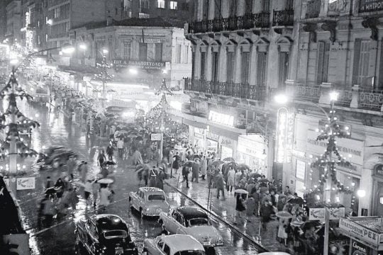 Εορταστική Αθήνα 1960 στα Χαυτεία. Φωτογραφία Κώστας Μπαλάφας. Αρχείο Μουσείου Μπενάκη