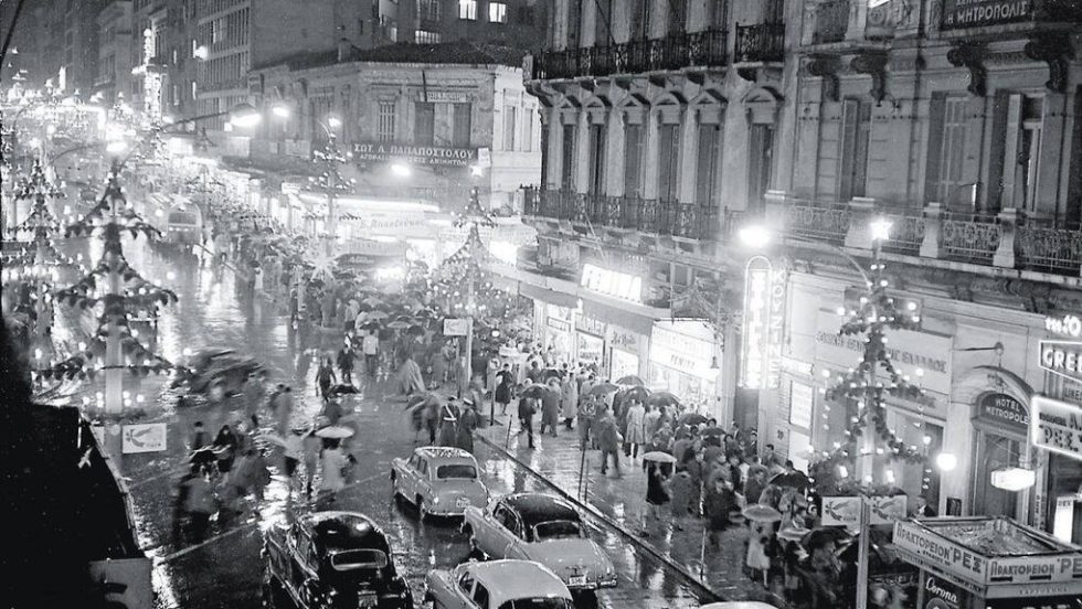 Εορταστική Αθήνα 1960 στα Χαυτεία. Φωτογραφία Κώστας Μπαλάφας. Αρχείο Μουσείου Μπενάκη