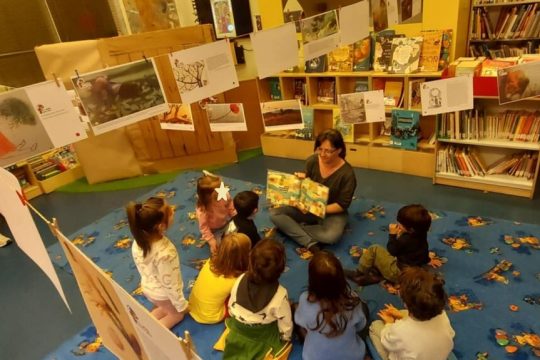 Παιδιά προσχολικής ηλικίας διαβάζουν βιβλία για τη φύση στις Παιδικές Βιβλιοθήκες Καλαμαριάς