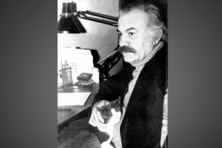 Ο Μποστ στο γραφείο του με τον αγαπημένο του γάτο
