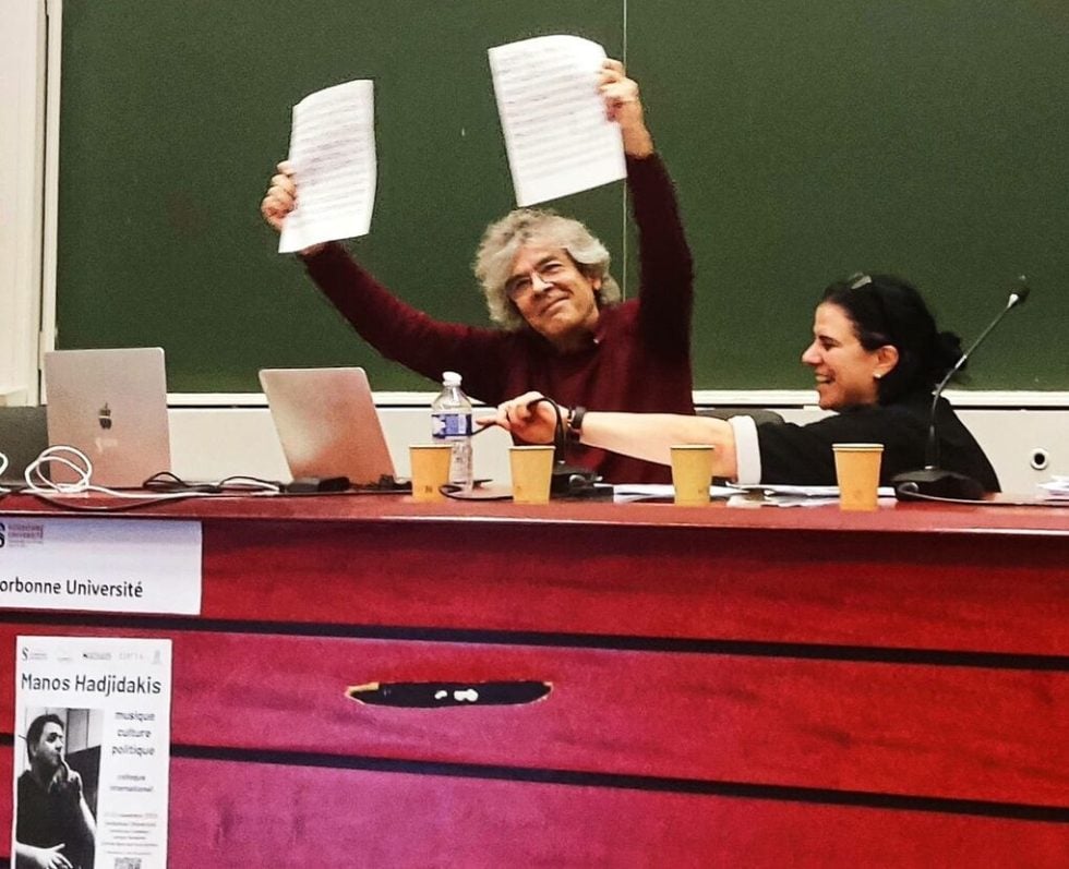 Ο Νίκος Κυπουργός «χορεύει» με τις παρτιτούρες, δίπλα του η Κατερίνα Φωτεινάκη