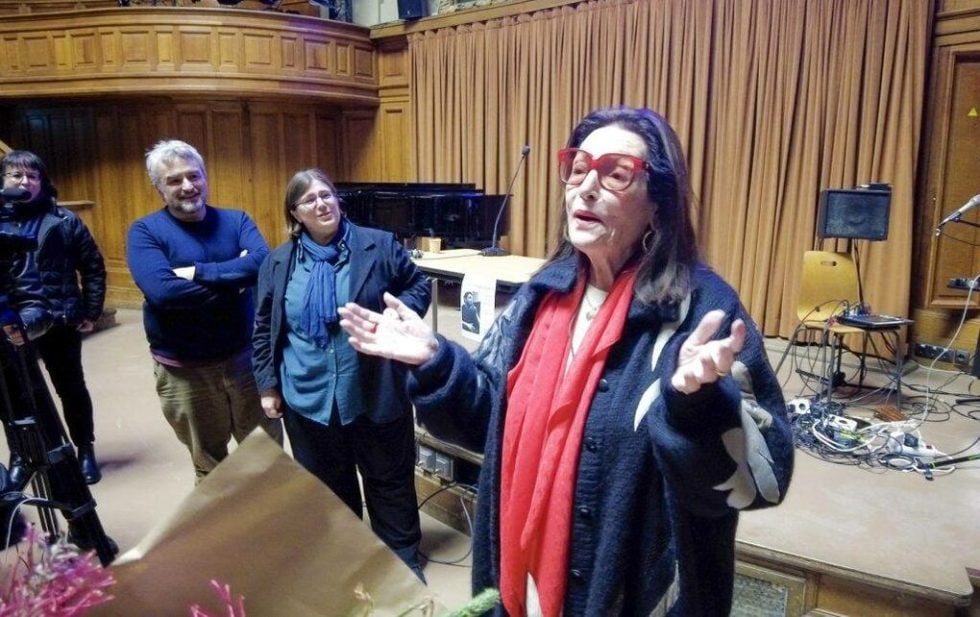 Η Νάνα Μούσχουρη τραγουδάει. Την παρακολουθούν η Θεοδώρα Ψυχογιού και ο Δημήτρης Παπανικολάου