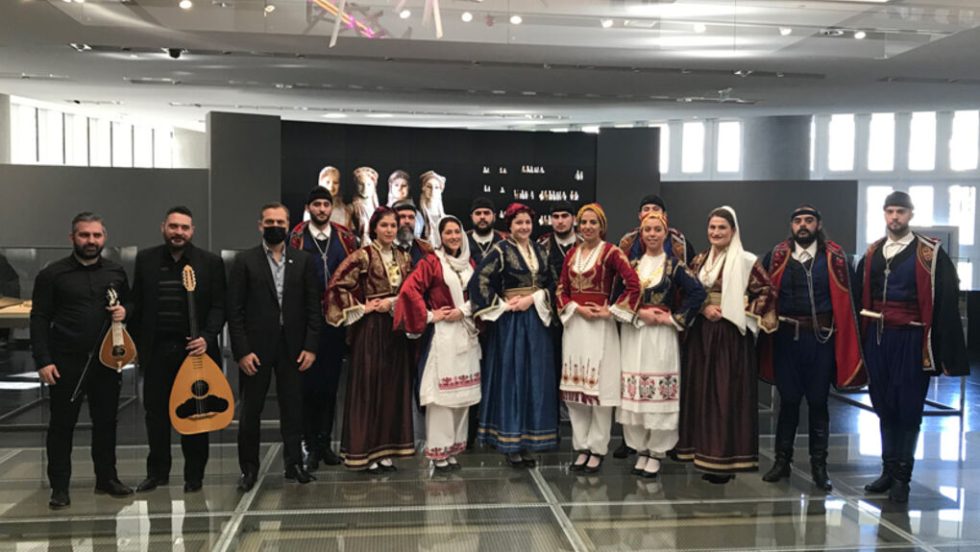 Στο Μουσείο Ακρόπολης ο Ομιλος Βρακοφόρων Κρήτης για παραδοσιακούς κρητικούς χορούς και κάλαντα, υπό τη διεύθυνση του Γιάννη Πετράκη