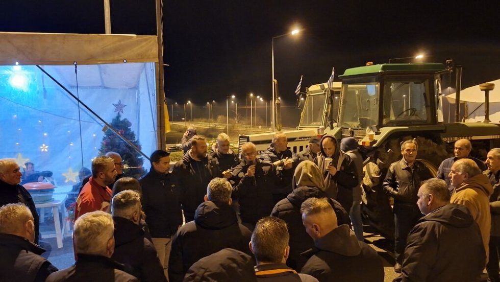 Ο Κώστας Τζέλλας ενημερώνει τους συναδέλφους του.