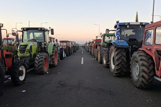 Τα τρακτέρ στον Ε-65 απλώνονται όσο φτάνει το μάτι στον ορίζοντα
