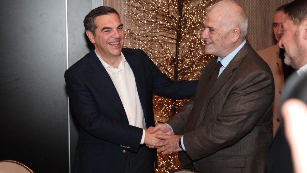 Ο πρώην πρωθυπουργός Αλέξης Τσίπρας τίμησε με την παρουσία του την εκδήλωση για τα 13 χρόνια της «Εφ.Συν.». Στη φωτογραφία, ο Δημήτρης Μελισσανίδης τον υποδέχεται εγκάρδια