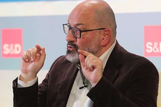 Αρναούτογλου σε Κομισιόν: Το νερό χάνεται, η κυβέρνηση καθυστερεί, οι αγρότες πληρώνουν
