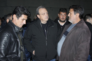 ο Σ. Φάμελλος με τους αγρότες