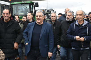 ο Δημήτρης Κουτσούμπας με τους αγρότες