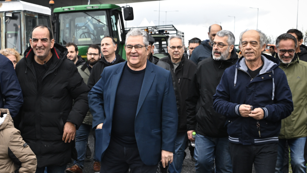 ο Δημήτρης Κουτσούμπας με τους αγρότες