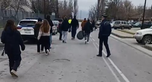 παιδιά από το Μουσικό σχολείο αποχωρούν από την εκδήλωση
