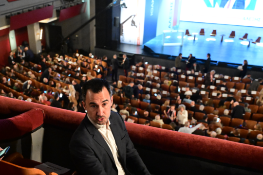 ο Αλέξης Χαρίτσης στον εξώστη του «Παλλάς»