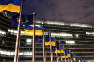 Σημαίες της ΕΕ και της Ουκρανίας έξω από το αρχηγείο της Ενωσης στις Βρυξέλλες για την τρίτη επέτειο του πολέμου