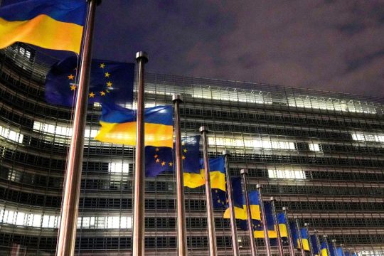 Σημαίες της ΕΕ και της Ουκρανίας έξω από το αρχηγείο της Ενωσης στις Βρυξέλλες για την τρίτη επέτειο του πολέμου