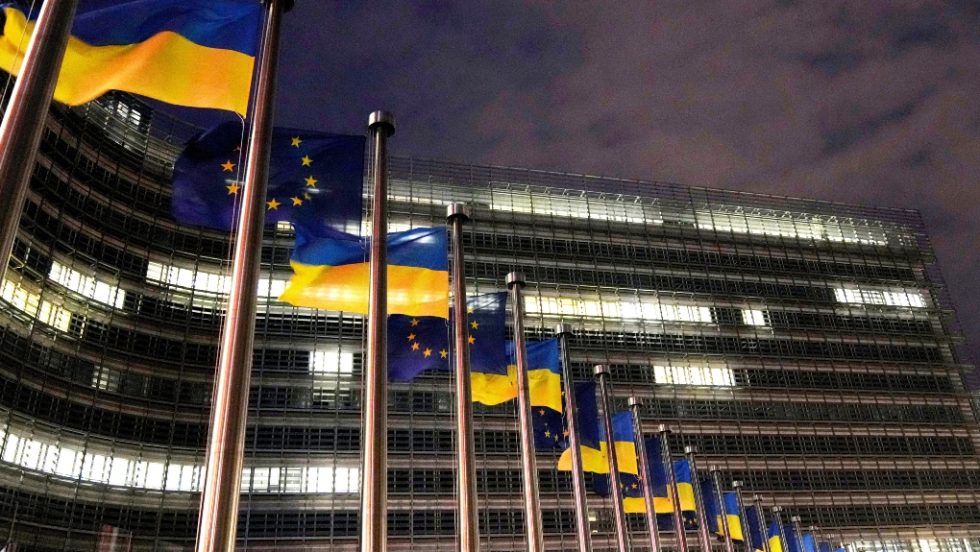 Σημαίες της ΕΕ και της Ουκρανίας έξω από το αρχηγείο της Ενωσης στις Βρυξέλλες για την τρίτη επέτειο του πολέμου