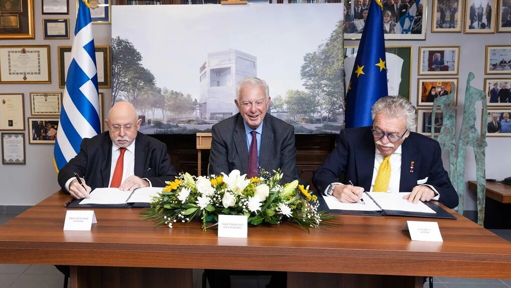 Από την υπογραφή της σύμβασης. Από αριστερά Ντίνος Μπενρουμπή, Παναγιώτης Πικραμμένος, Δαυίδ Σαλτιέλ
