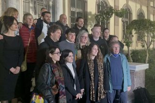 Εξω από τα δικαστήρια έπειτα από την αθώωση