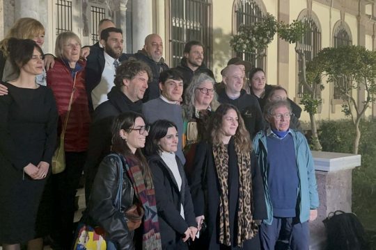 Εξω από τα δικαστήρια έπειτα από την αθώωση