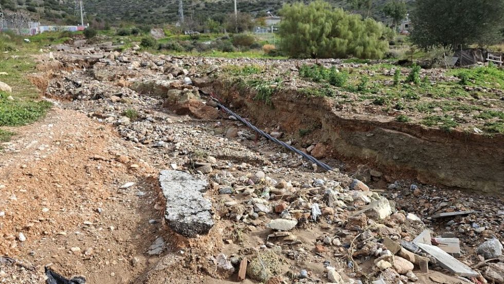 Ανω Γλυφάδα. Εκτεθειμένα τα καλώδια ηλεκτροδότησης που πρόσφατα είχαν υπογειοποιηθεί