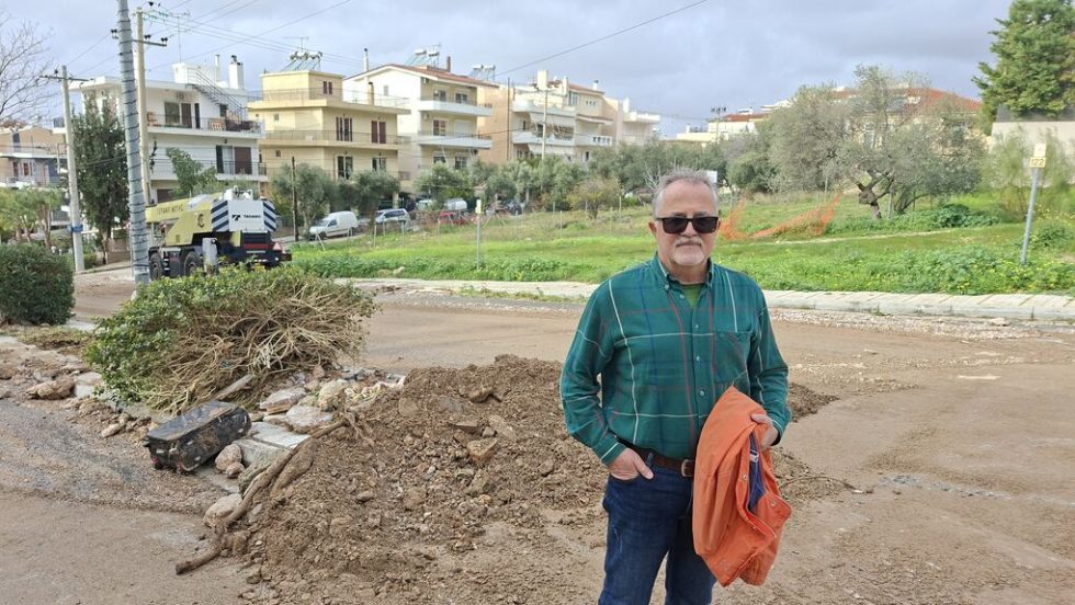 Ο Δημήτρης, παλιός κάτοικος της Ανω Γλυφάδας και μηχανικός, θεωρεί ότι η διάνοιξη νέων δασικών δρόμων χωρίς την απομάκρυνση μπάζων επιδείνωσε πολύ την κατάσταση