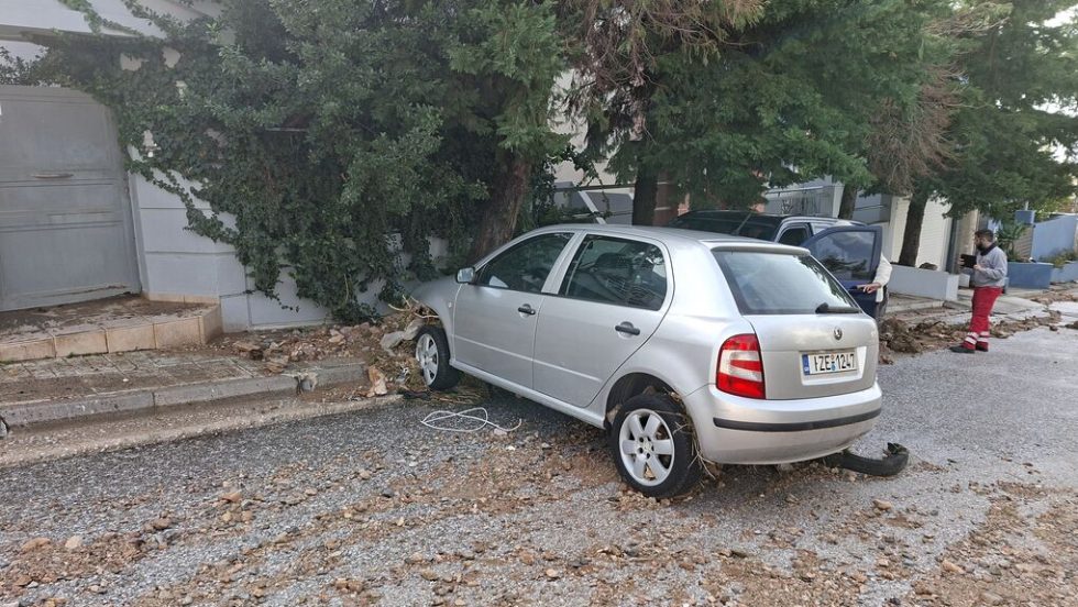 Οδός Κυρίλλου - Μεθοδίου. Το αυτοκίνητο κάτω από το οποίο σφήνωσε και βρέθηκε νεκρή το βράδυ της Τετάρτης η άτυχη 56χρονη