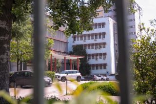 ΑΠΘ: Οι «σερίφηδες» κυνηγούν συνθήματα στους τοίχους