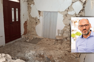 Σπίτι στο χωριό Σαμπάς του Αρκαλοχωρίου, τεσσεράμισι χρόνια μετά τον σεισμό. Δεξιά: Κώστας Γκαντάτσιος