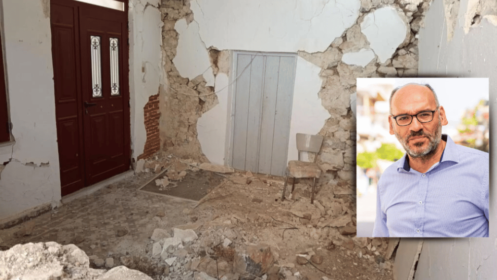 Σπίτι στο χωριό Σαμπάς του Αρκαλοχωρίου, τεσσεράμισι χρόνια μετά τον σεισμό. Δεξιά: Κώστας Γκαντάτσιος
