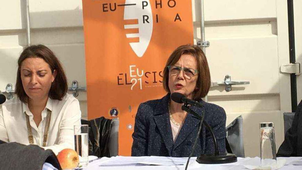 Η καλλιτεχνική διευθύντρια της Ελευσίνας 2021 Κέλλυ Διαπούλη με την τότε υπουργό Πολιτισμού και Αθλητισμού Μυρσίνη Ζορμπά
