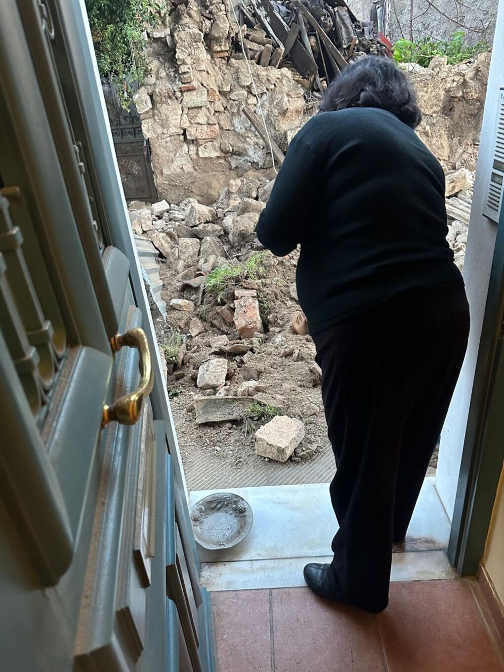 Τα... ιδιωτικά μπάζα μπροστά στην πόρτα του απέναντι σπιτιού