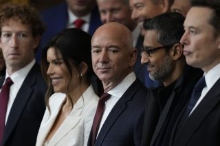 Ζούκερμπεργκ, Μπέζος, Μασκ και άλλα... φτωχαδάκια μαζεμένα στην ορκωμοσία του Ντ. Τραμπ