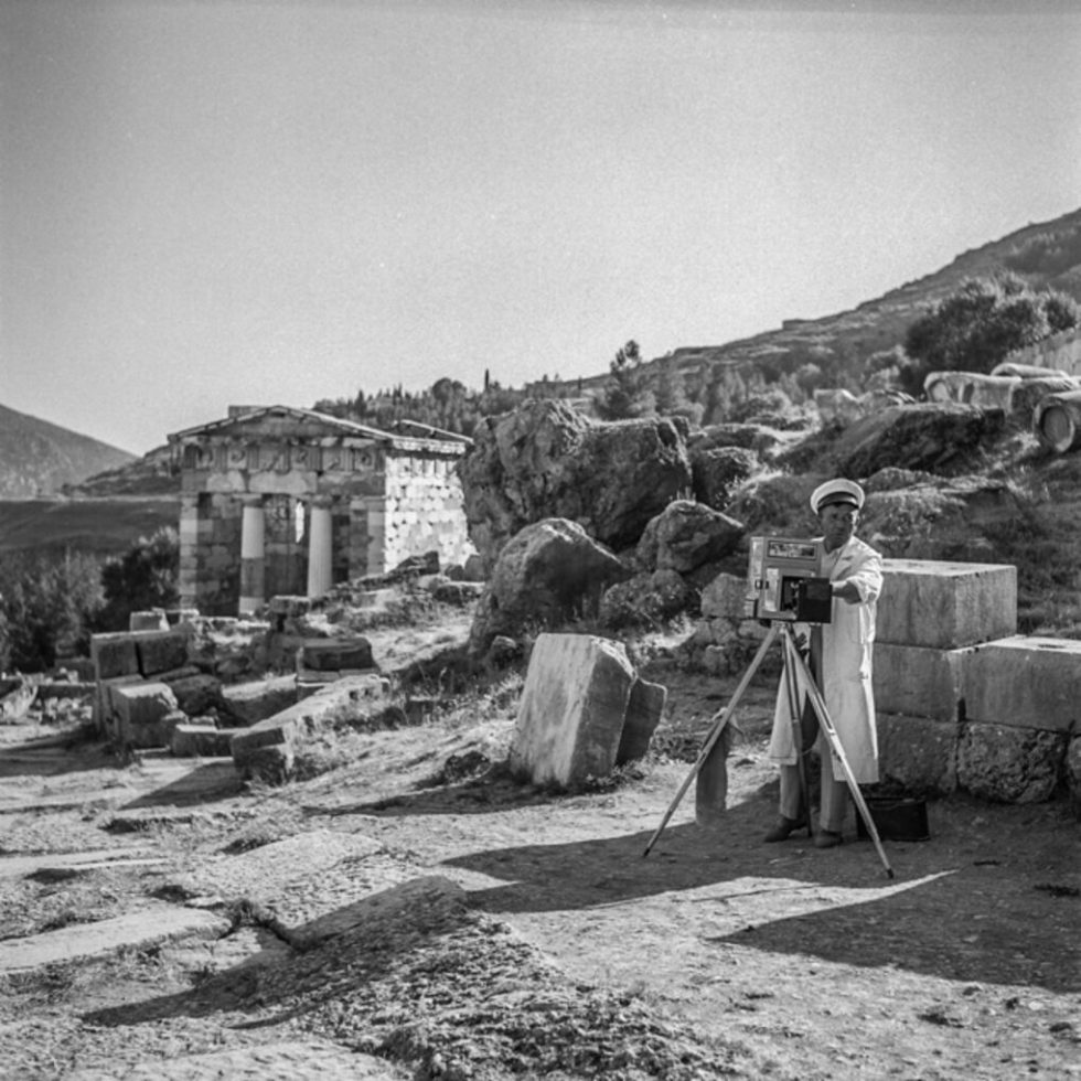 Ο φωτογράφος Παύλος Γερακίνης στην Ιερά Οδό των Δελφών, 1955
