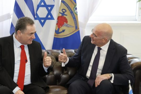 Συνάντηση Δένδια - Κατς στην Αθήνα: Συμφωνίες για drones και κυβερνοασφάλεια