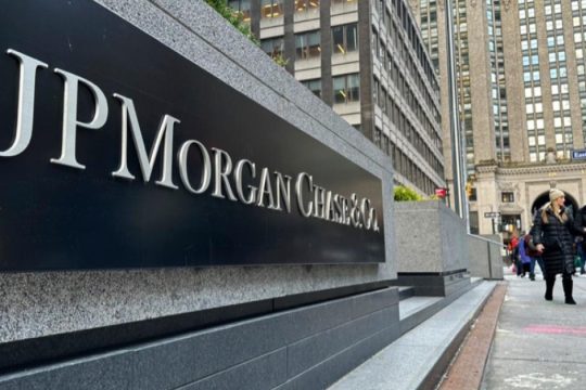 Ο Τραμπ πάει στα δικαστήρια JPMorgan και Τζέιμι Ντάιμον