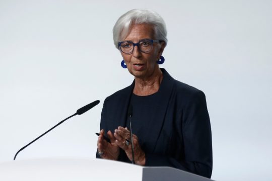 Λαγκάρντ: Αμετάβλητα επιτόκια όσο ο πληθωρισμός κινείται κοντά στο 2%