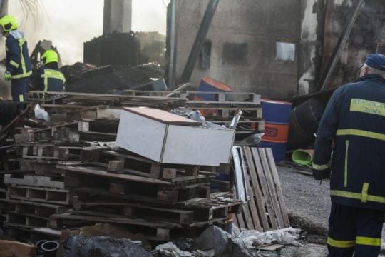 Έσβησε η φωτιά στο εργοστάσιο στο Μενίδι - Προκλήθηκαν μεγάλες ζημιές