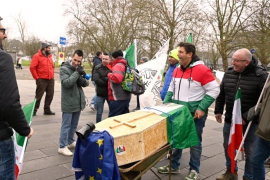 Χιλιάδες αγρότες στους δρόμους του Στρασβούργου κατά της συμφωνίας Mercosur