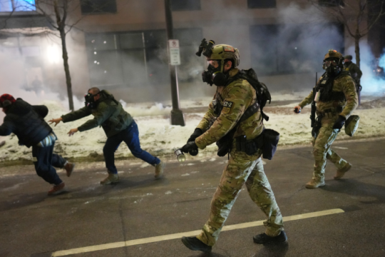 Νέες οδηγίες προς την ICE: Δεν μιλάτε με «ταραχοποιούς»