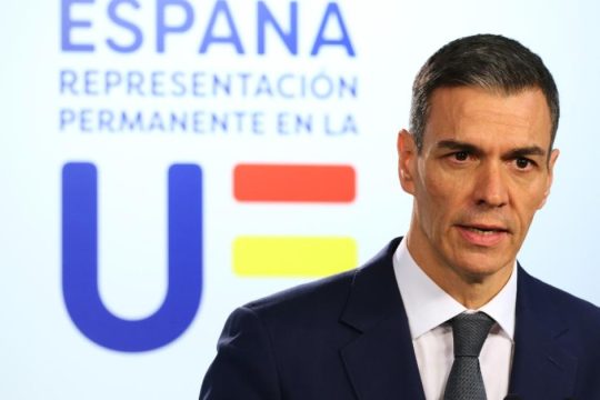 Ανεβαίνει ο Σάντσεθ στις δημοσκοπήσεις λόγω της αντιπολεμικής του στάσης