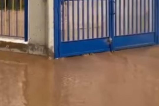 Κακοκαιρία: Μαθητές εγκλωβίστηκαν σε σχολείο στην Αλεξανδρούπολη [εικόνες+βίντεο]