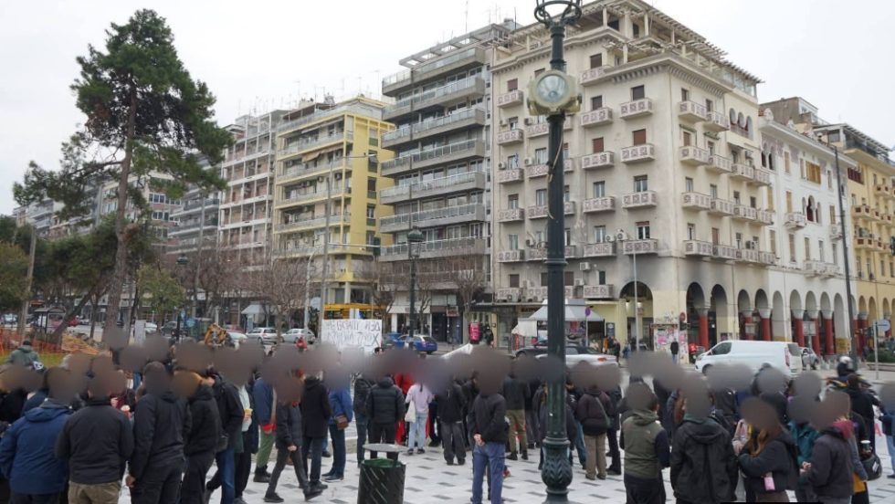 Στιγμιότυπο από την πορεία στη Θεσσαλονίκη, με αίτημα την τιμωρία των ενόχων του εγκλήματος των Τεμπών | FB Info Libre