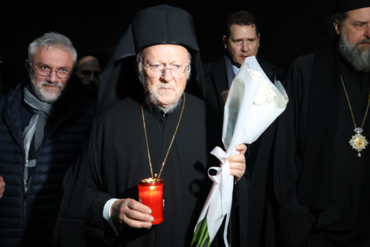 Λουλούδια στη μνήμη των οπαδών του ΠΑΟΚ άφησε ο Οικουμενικός Πατριάρχης
