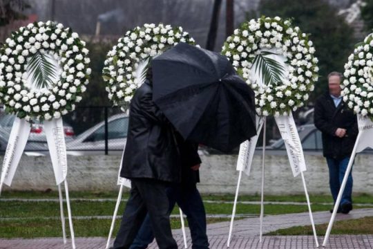 Βαρύ πένθος και αμέτρητα «γιατί» στις κηδείες τριών θυμάτων στο «Βιολάντα»